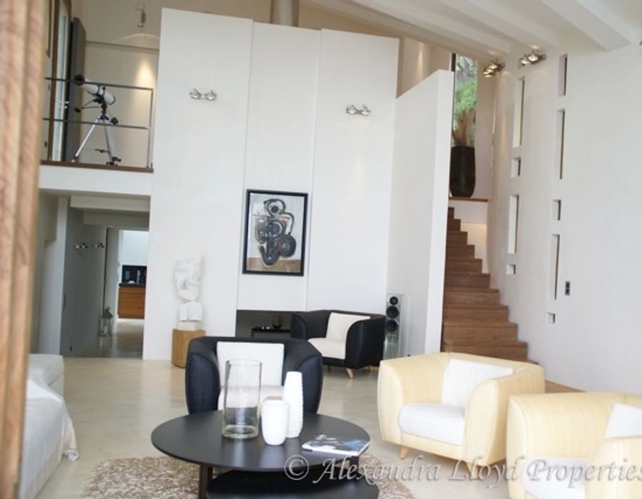 Contemporary villa with a sea view, located in the Domaine de la Vallée, Gigaro 2