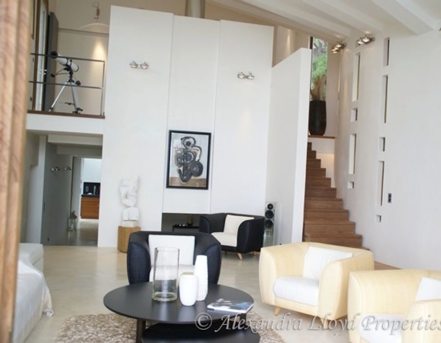 Contemporary villa with a sea view, located in the Domaine de la Vallée, Gigaro 2