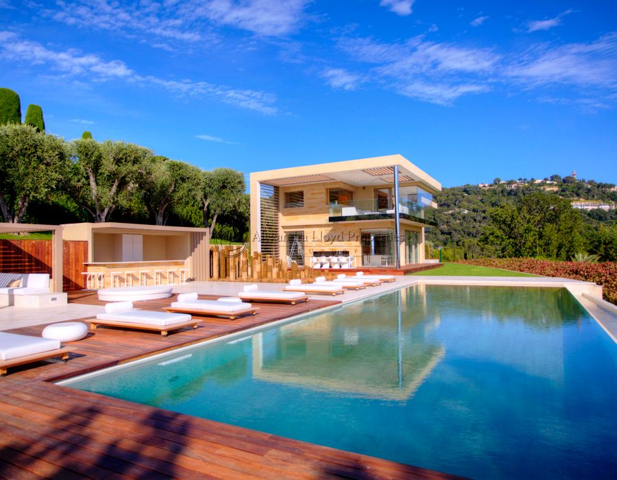 An impressive, ultra modern villa for rent in Cannes 3