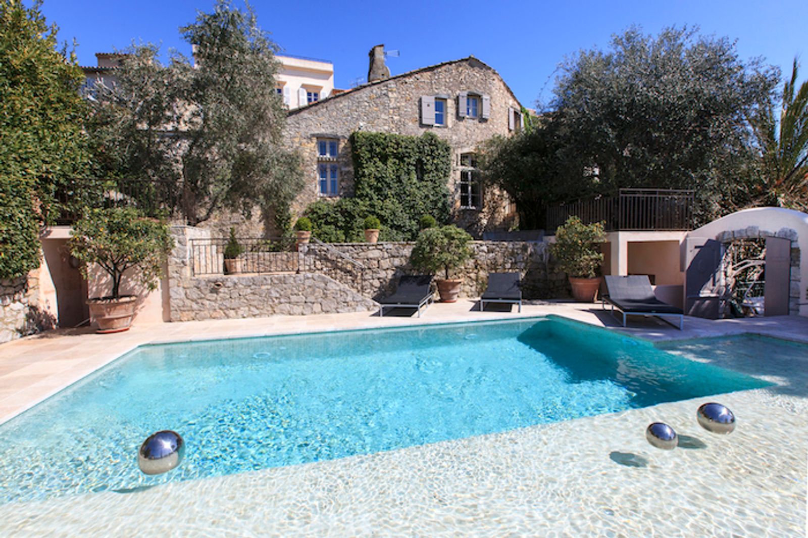 Located in the heart of Mougins village, a wonderful, fully refurbished mill