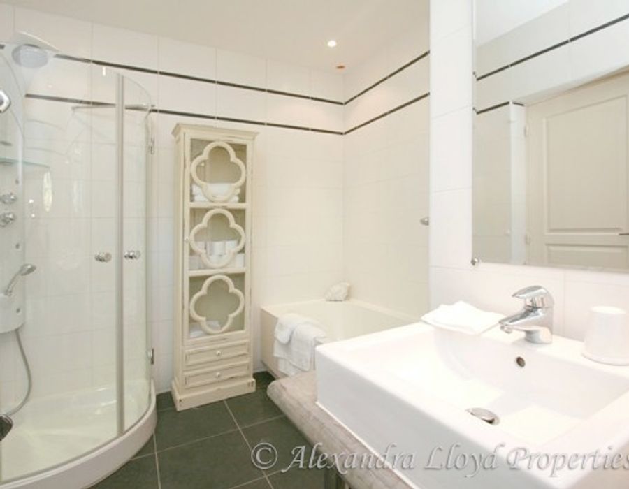 A lovely 1930s villa located on the Cap d'Antibes with lovely sea views 5