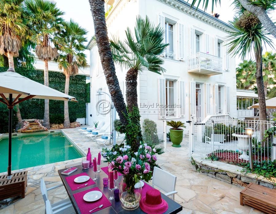A Wonderful Art Deco Villa Located on Cap d’Antibes 1