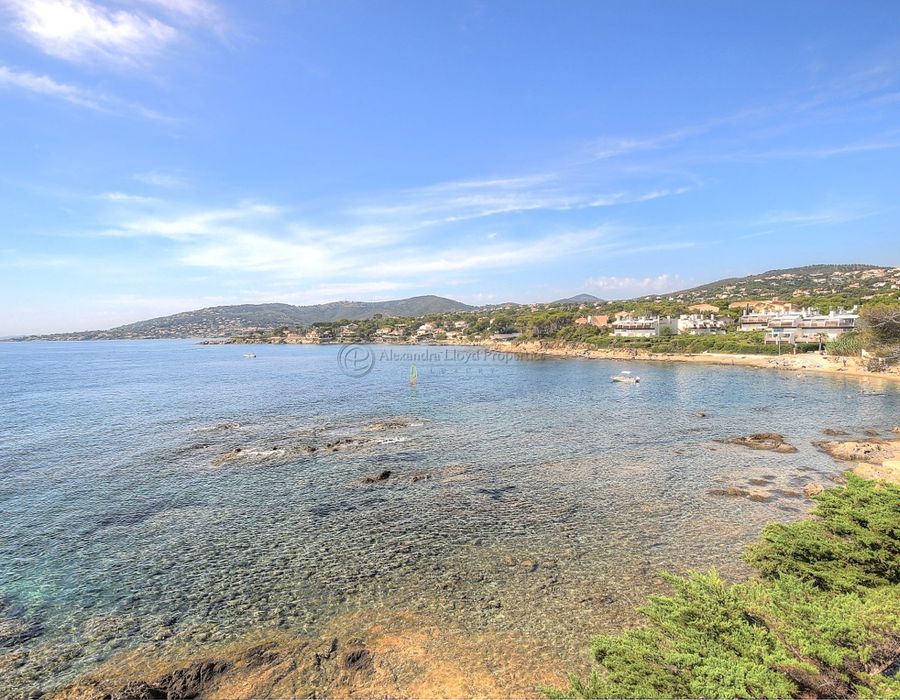 Breathtaking contemporary waters edge villa in Saint Aygulf 2