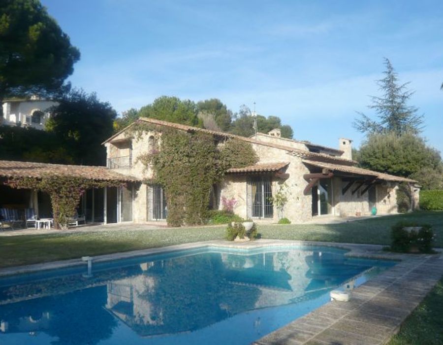 A charming Provencal style property located in Les Hauts de St Paul 1