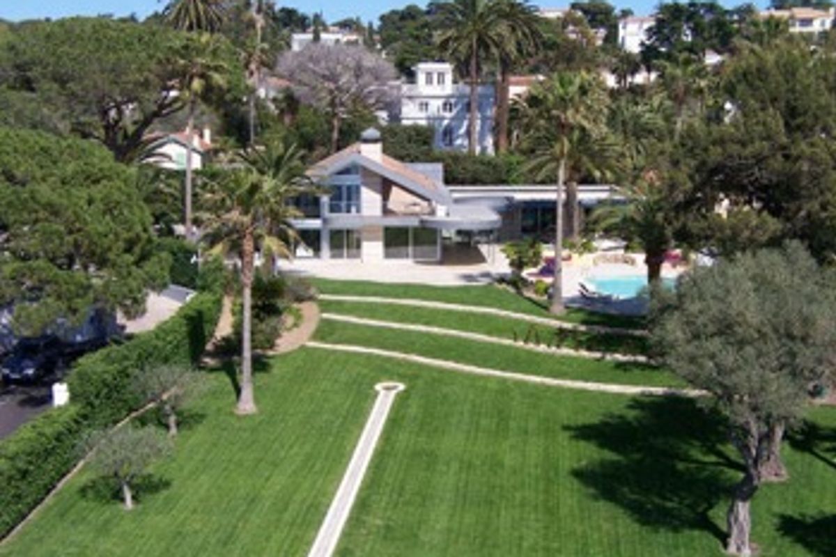 Amazing modern villa with stunning views on the Cap d'Antibes.