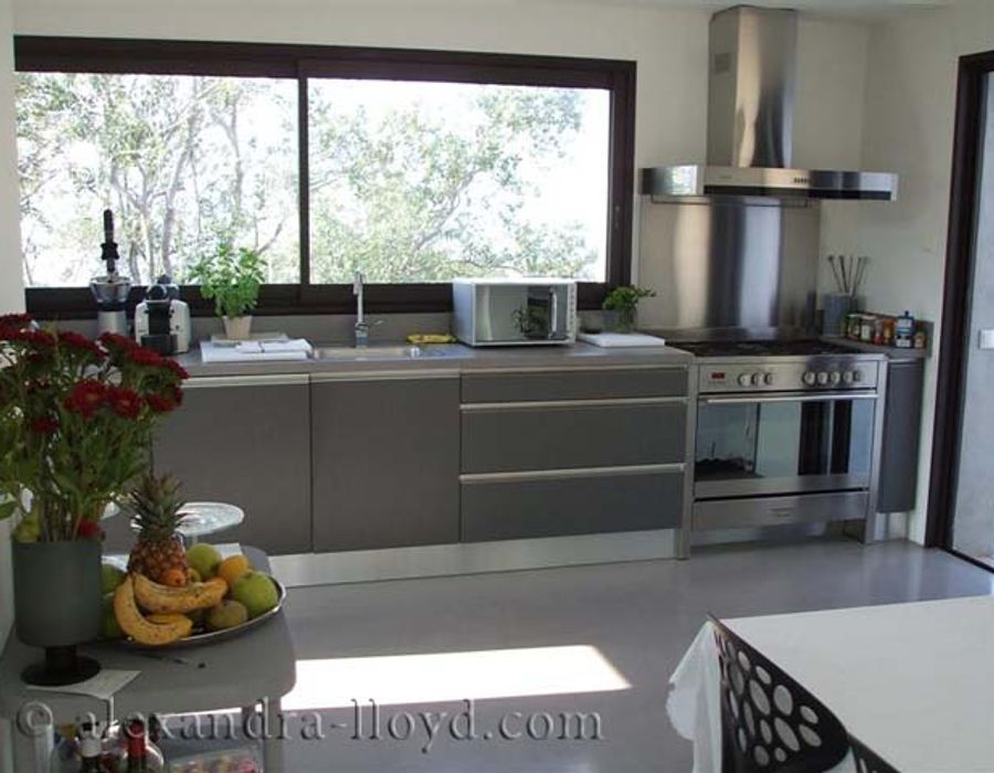 Modern villa located in Calvi, just a walk away from the sea. 5
