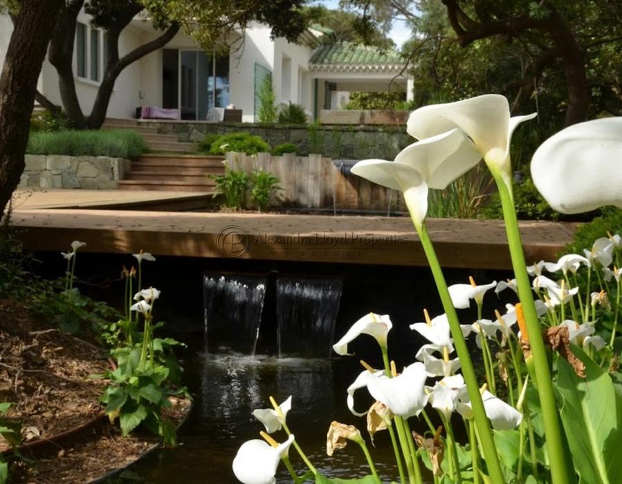 An amazing waterfront house across the bay from Saint Tropez 6