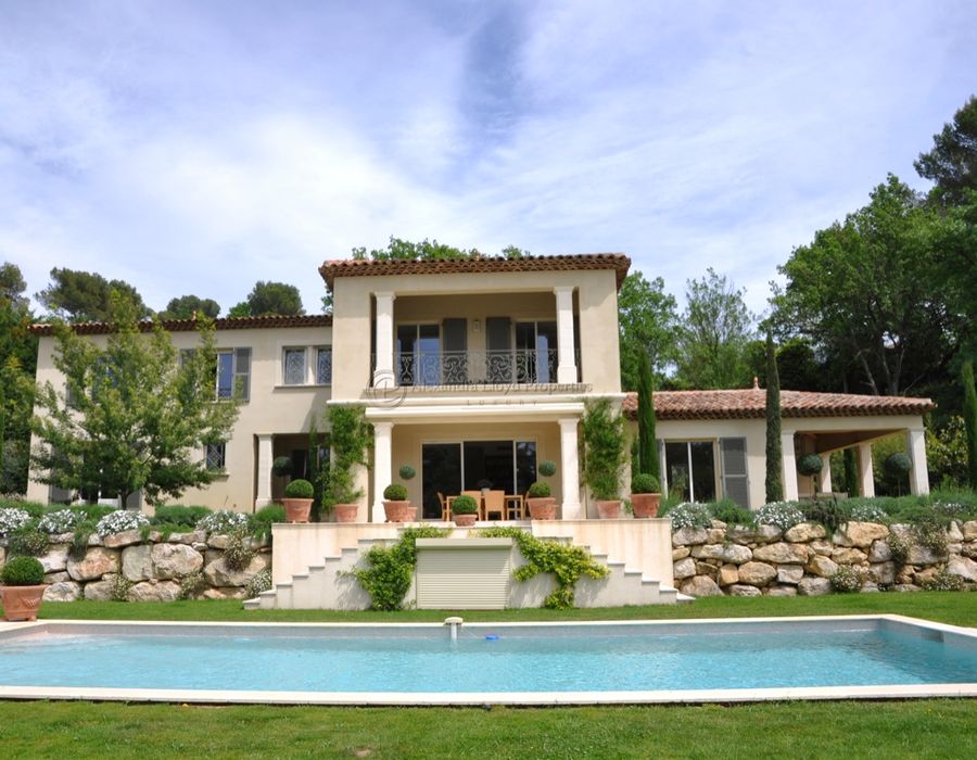 Overlooking Mougins village in a small secure domain 2