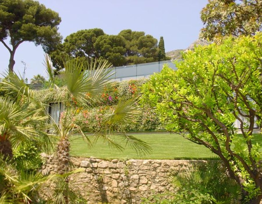 A fabulous modern property with sea views in Eze, close to Monaco. 6
