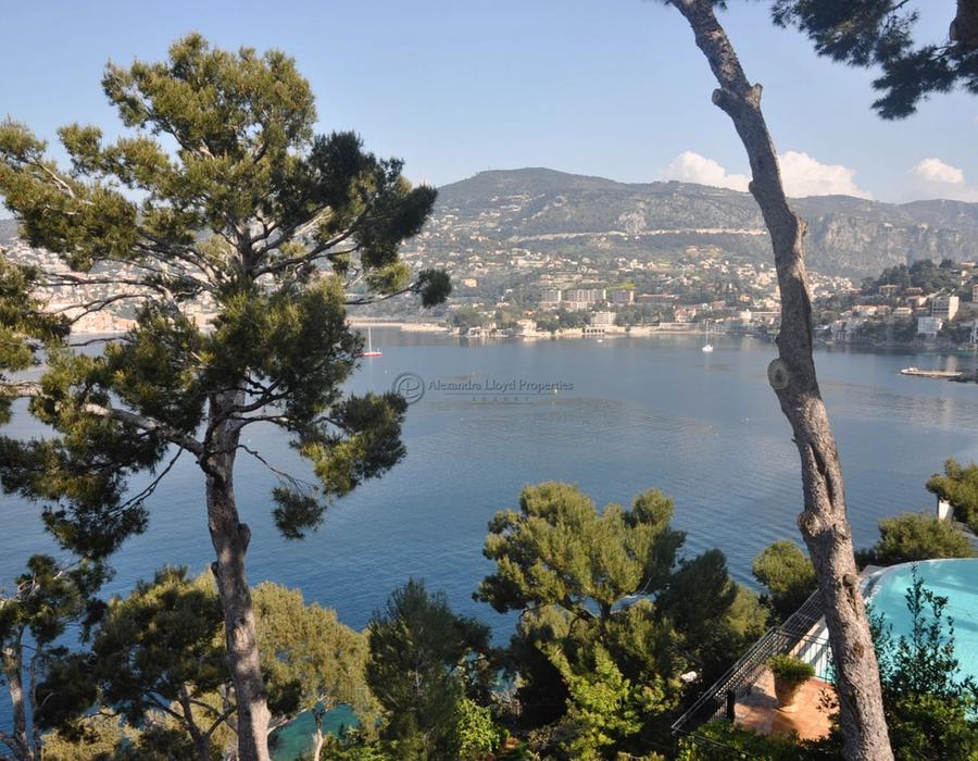 Modern @ Passable Beach - Saint Jean Cap Ferrat 4