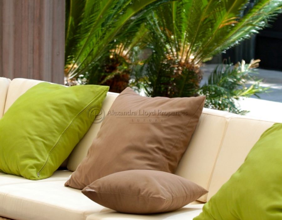 Waters edge property in 'Les Parcs de Saint Tropez' 6