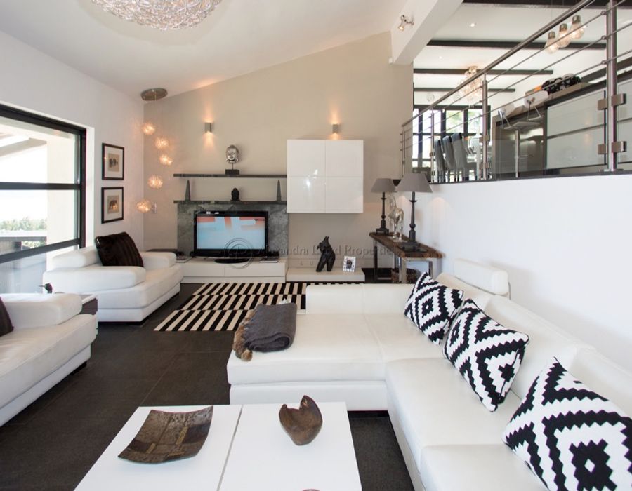 Overlooking Saint Tropez, a tastefully designed property in Beauvallon 6