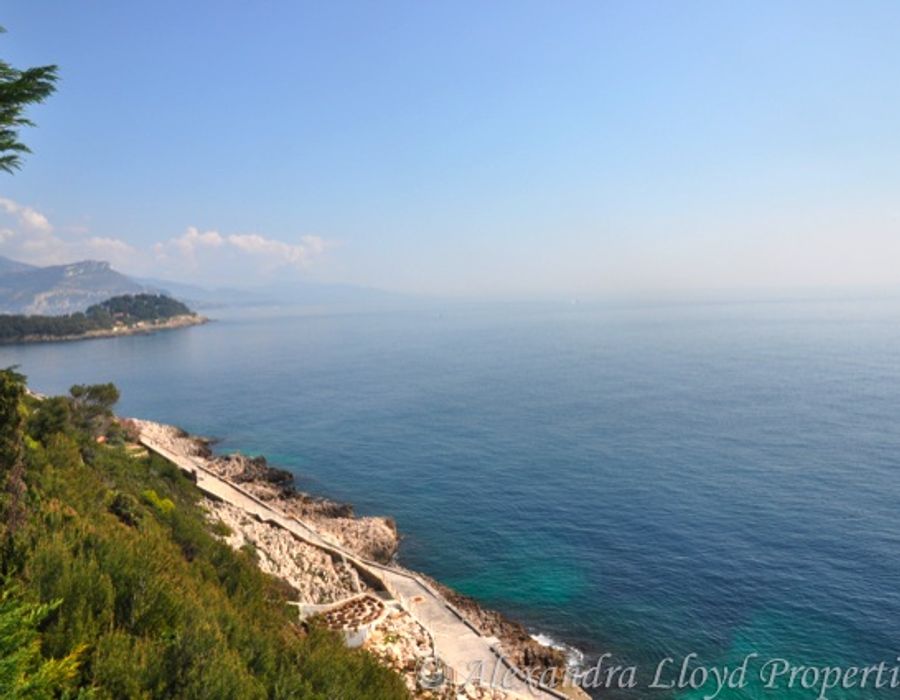 Waters edge property located on the sumptuous Saint Jean Cap Ferrat 6
