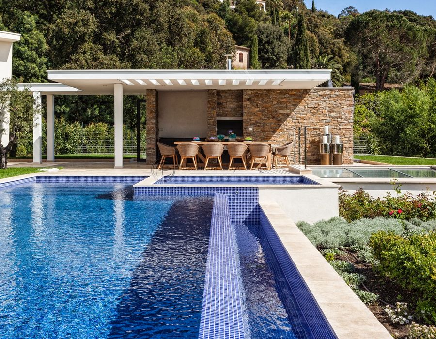 Contemporary luxury in La Crox Valmer - 10 bedrooms 4