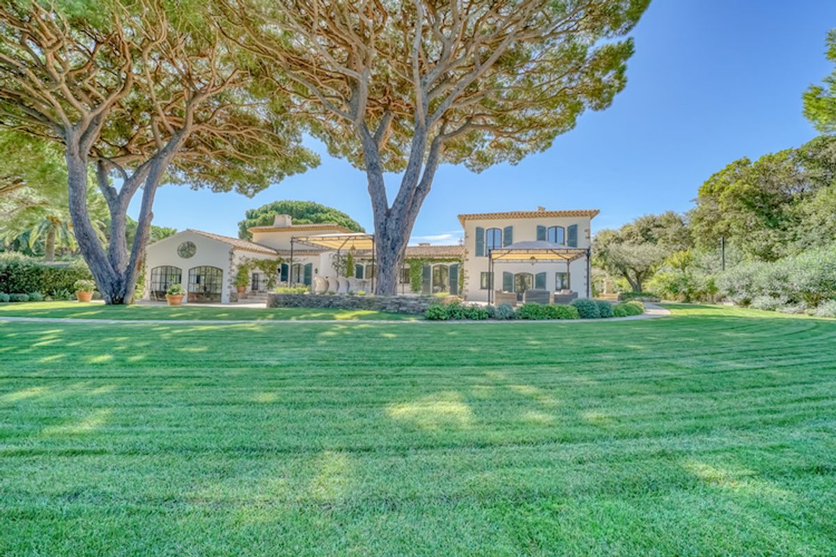 Exceptional property! A seven bedroom villa for rent in Les Parcs de Saint Tropez