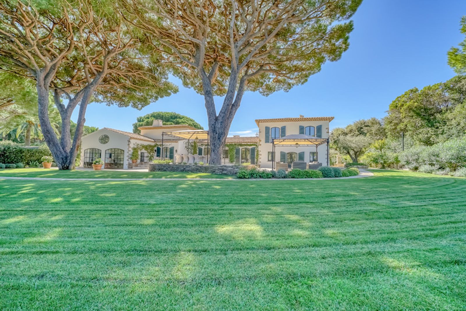 Exceptional property! A seven bedroom villa for rent in Les Parcs de Saint Tropez