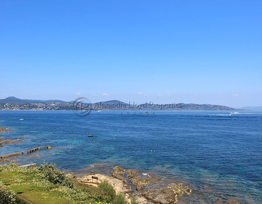 Waters Edge villa for rent in les Parcs de St Tropez 1