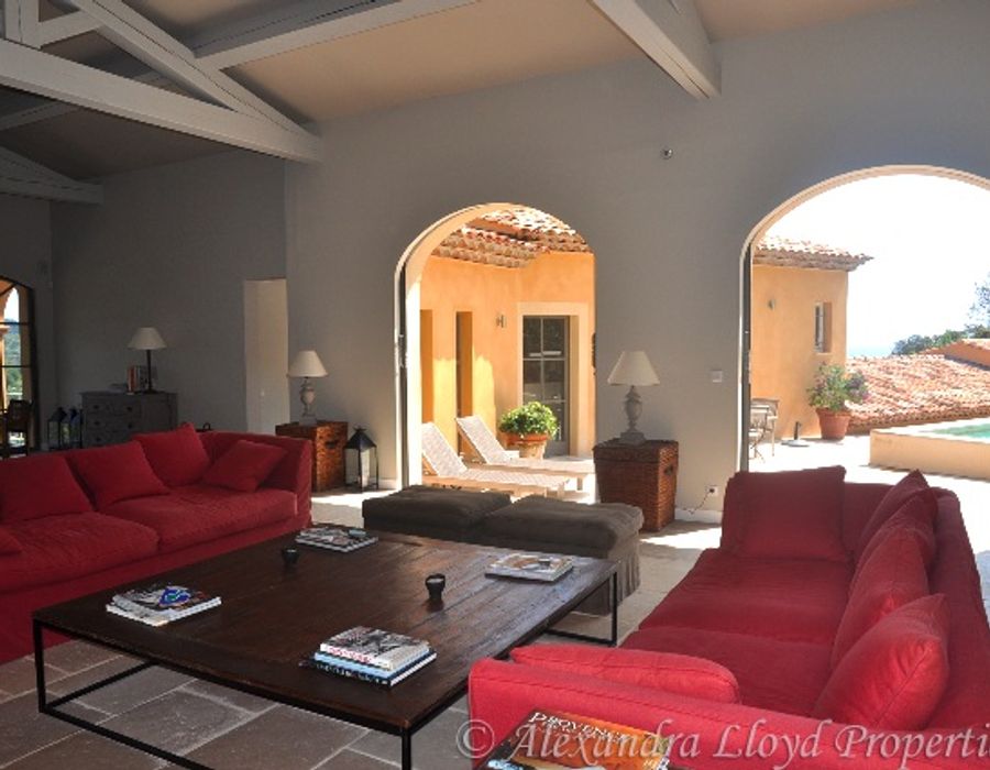 A wonderful newly built villa located in the \"Domaine de la Vallee\" in Gigaro. 5