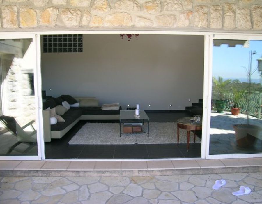 Stylish modern villa with views over Nice and the sea. 6