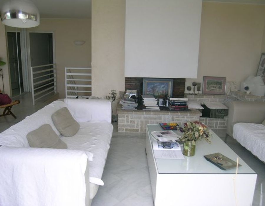 A pretty villa located in Eze bord de mer 2