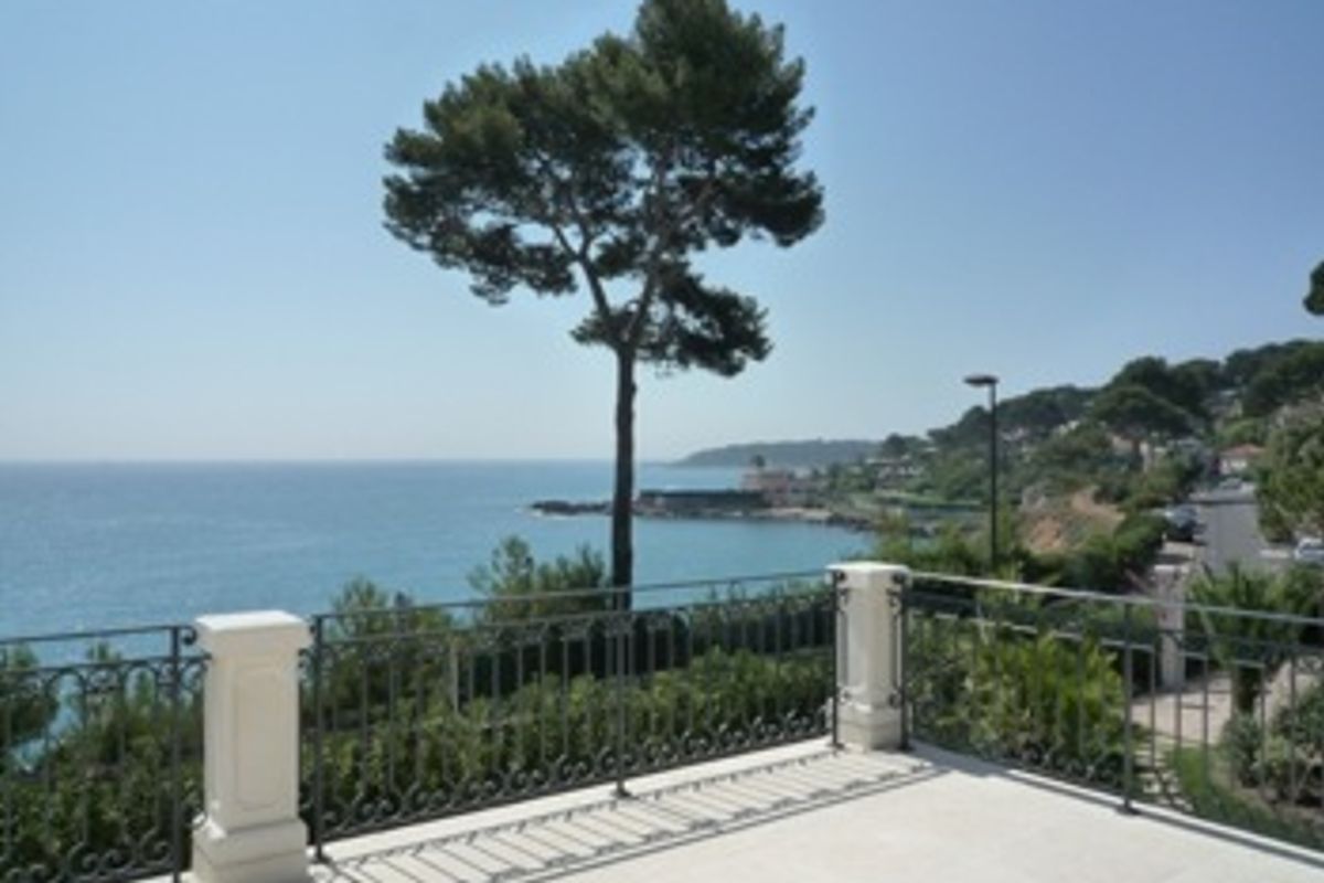 Overlooking the baie de la Garoupe with a 180° view over the Mediterra