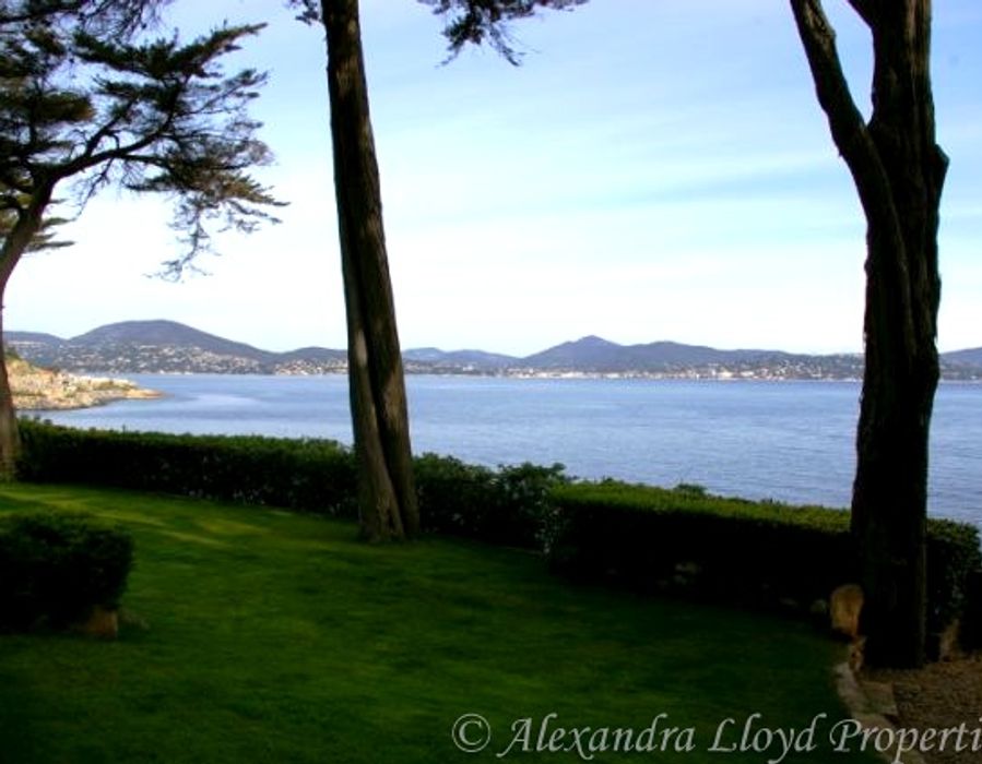 Water's edge property - Saint Tropez. 2