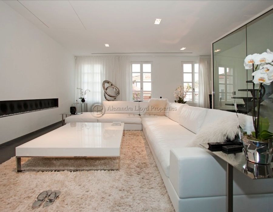 STUNNING! Luxury apartment in the heart of Saint Tropez 1
