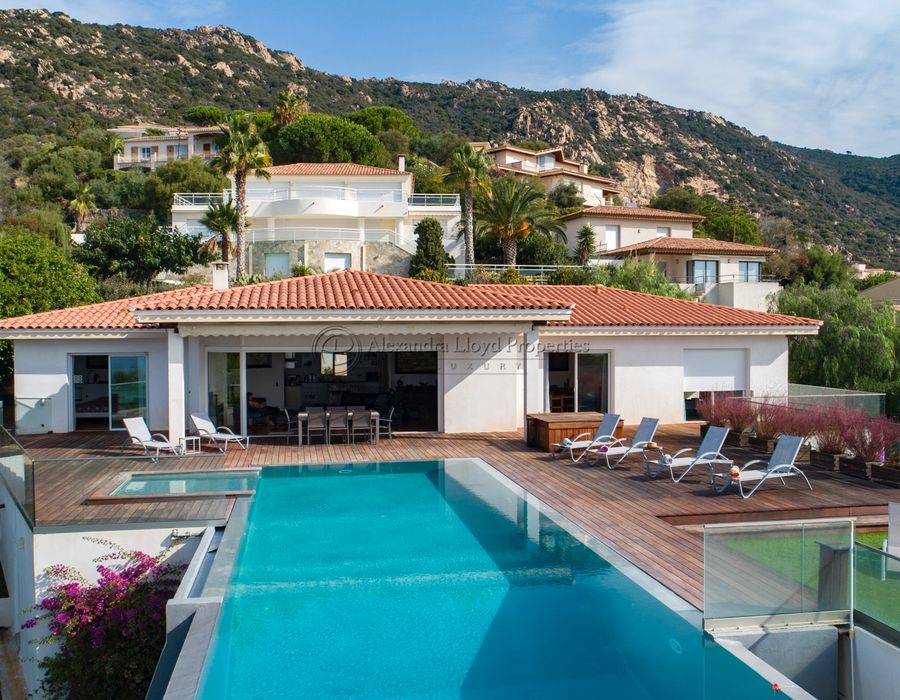 Almost ! On the water, Ajaccio - walking distance to the beach 4