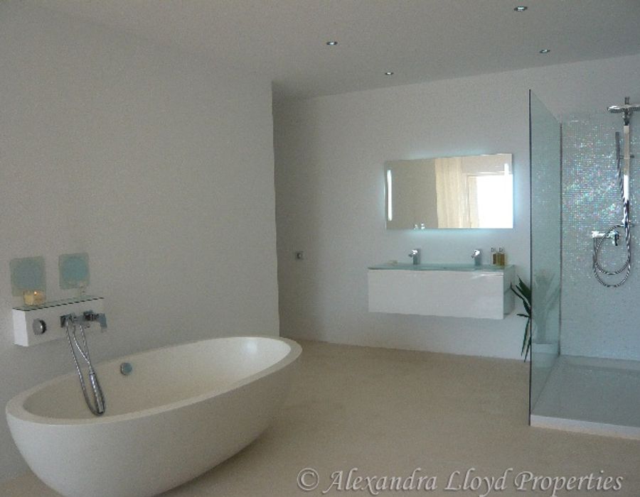 A recently renovated property located in the residential area of Eze 5