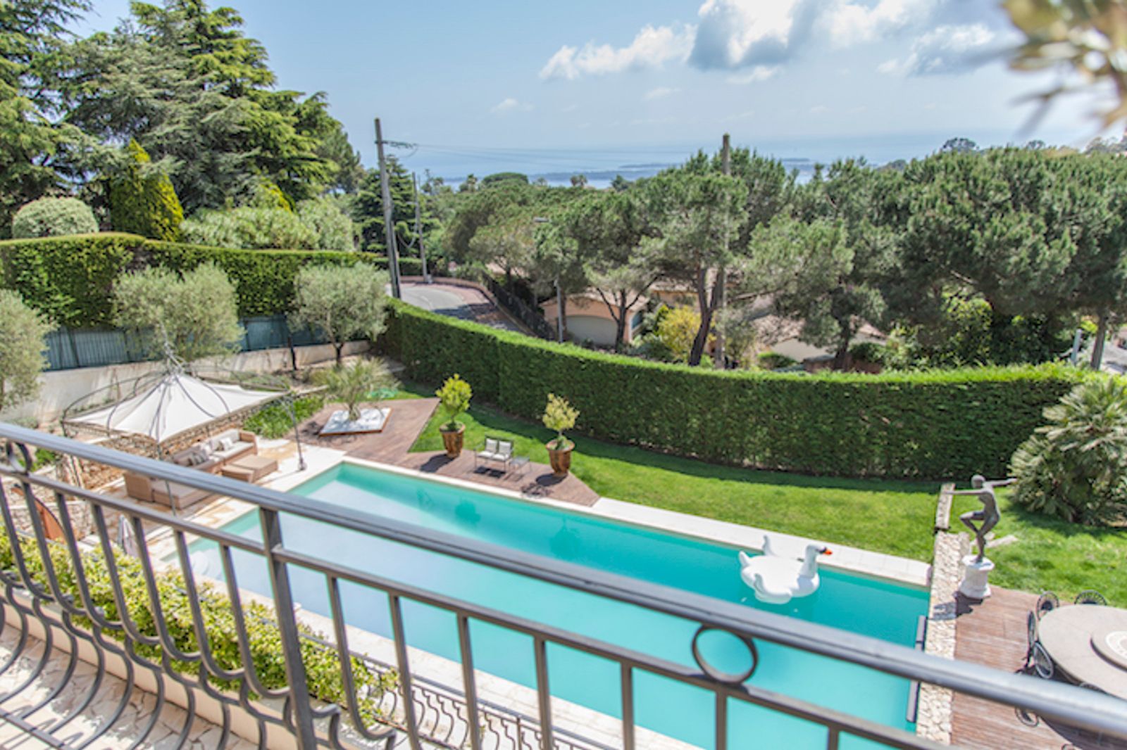 Stylish Neo Provencal property in Super Cannes
