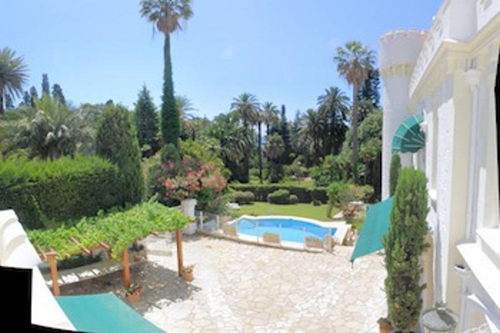 Walking distance from the centre of Cannes, an ideal property for conferences.