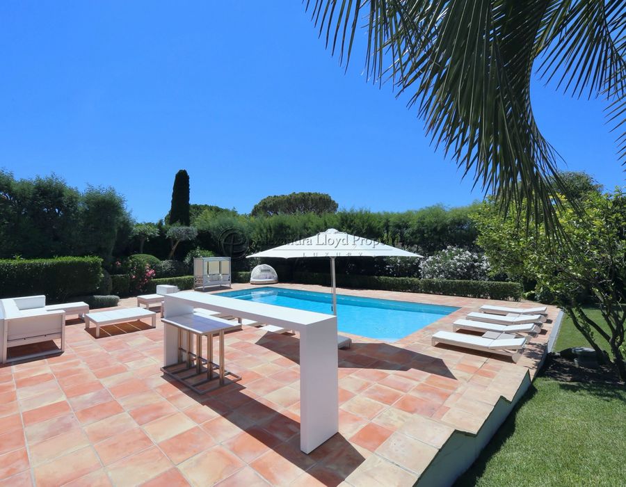 A five bedroom villa for rent in the Domaine de la Capilla 6