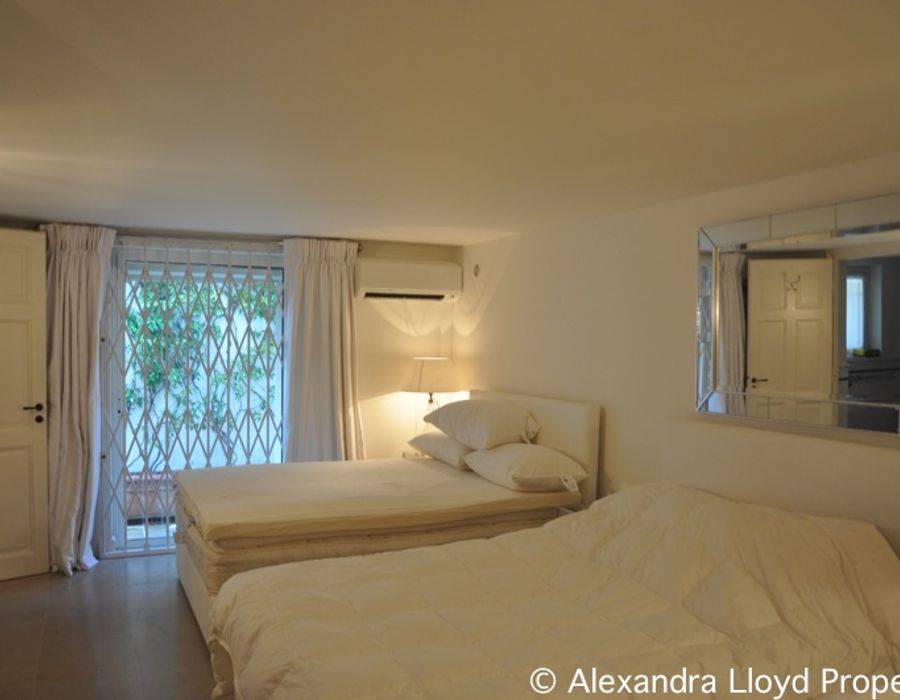 Lovely Tropezian style villa with sea views next to the Club 55 3