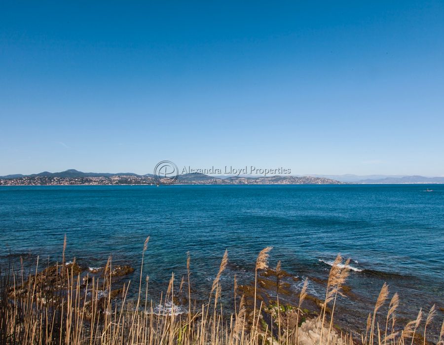 Water front villa with five Bedrooms in Les Parcs de Saint Tropez 6