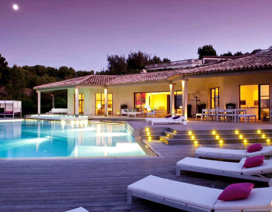 Waters edge property in 'Les Parcs de Saint Tropez' 2