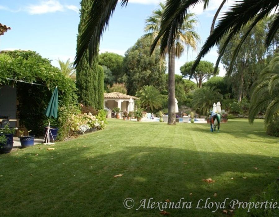 Wonderful villa for sale on the Route de Tahiti 4