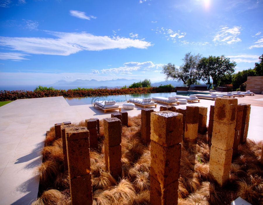 An impressive, ultra modern villa for rent in Cannes 5