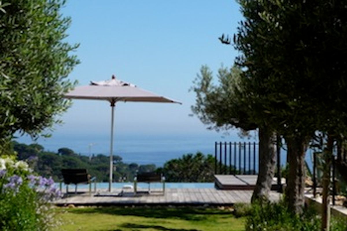 Contemporary villa with a sea view, located in the Domaine de la Vallée, Gigaro