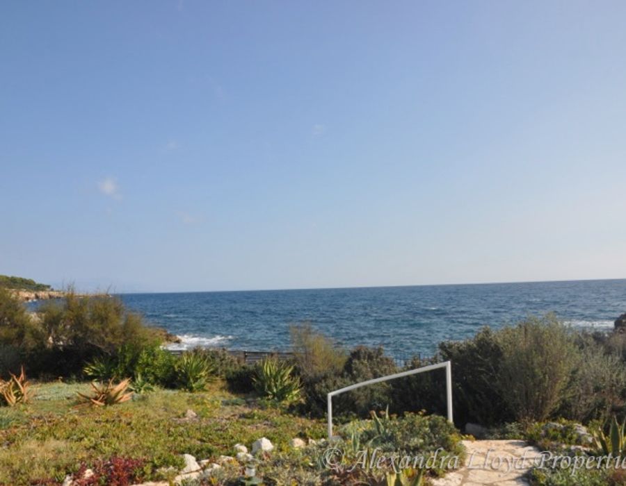 An exceptional waters edge property on the tip of the Cap d'Antibes 4