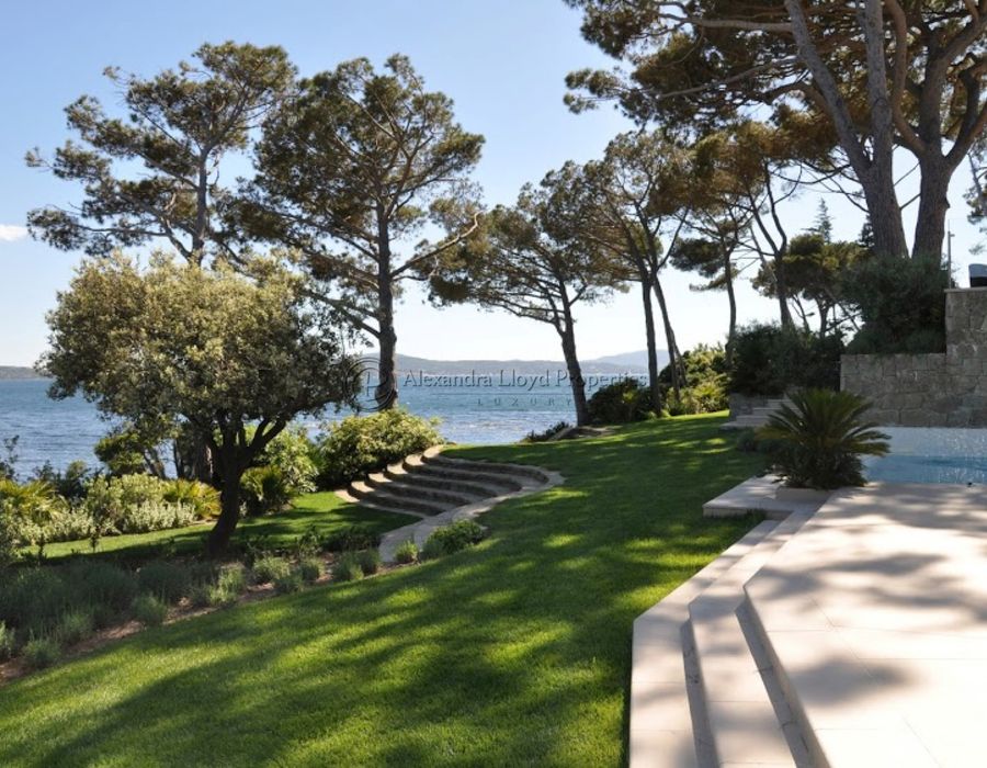 An amazing waterfront house across the bay from Saint Tropez 4