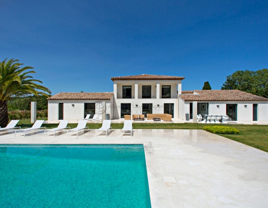 A contemporary villa for rent in the Salins area of Saint Tropez 1