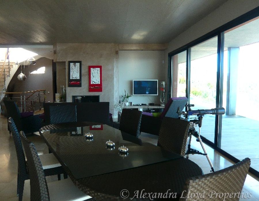 An attractive and contemporary villa located in Theoule sur Mer 4