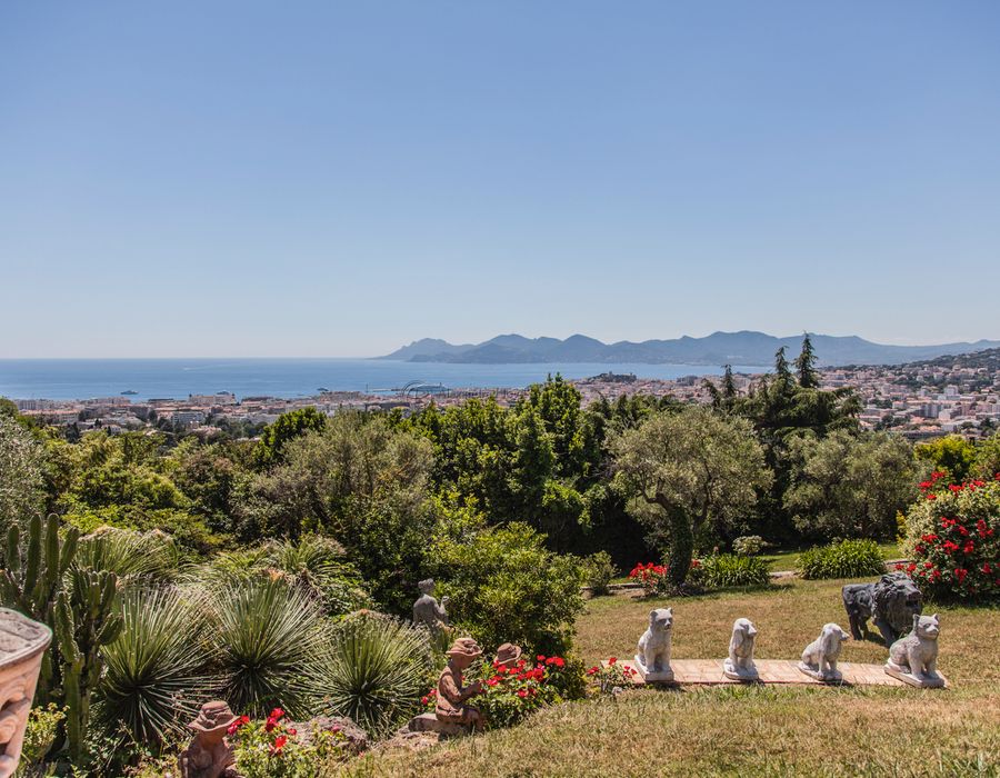 Stunning stone villa with breathtaking views over the bay of Cannes 1