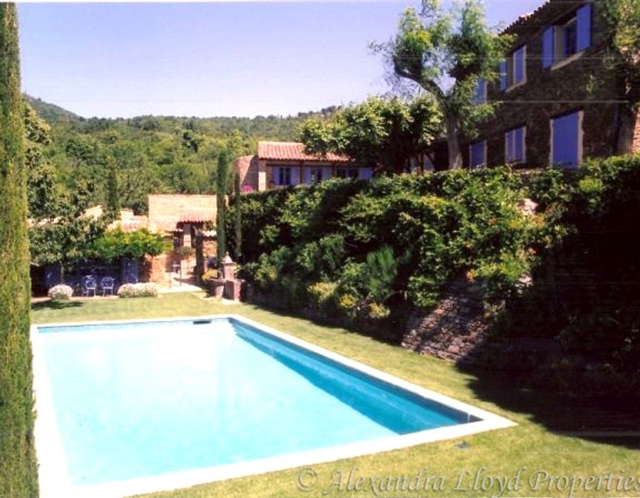 Property close to the village of Saint Tropez 4