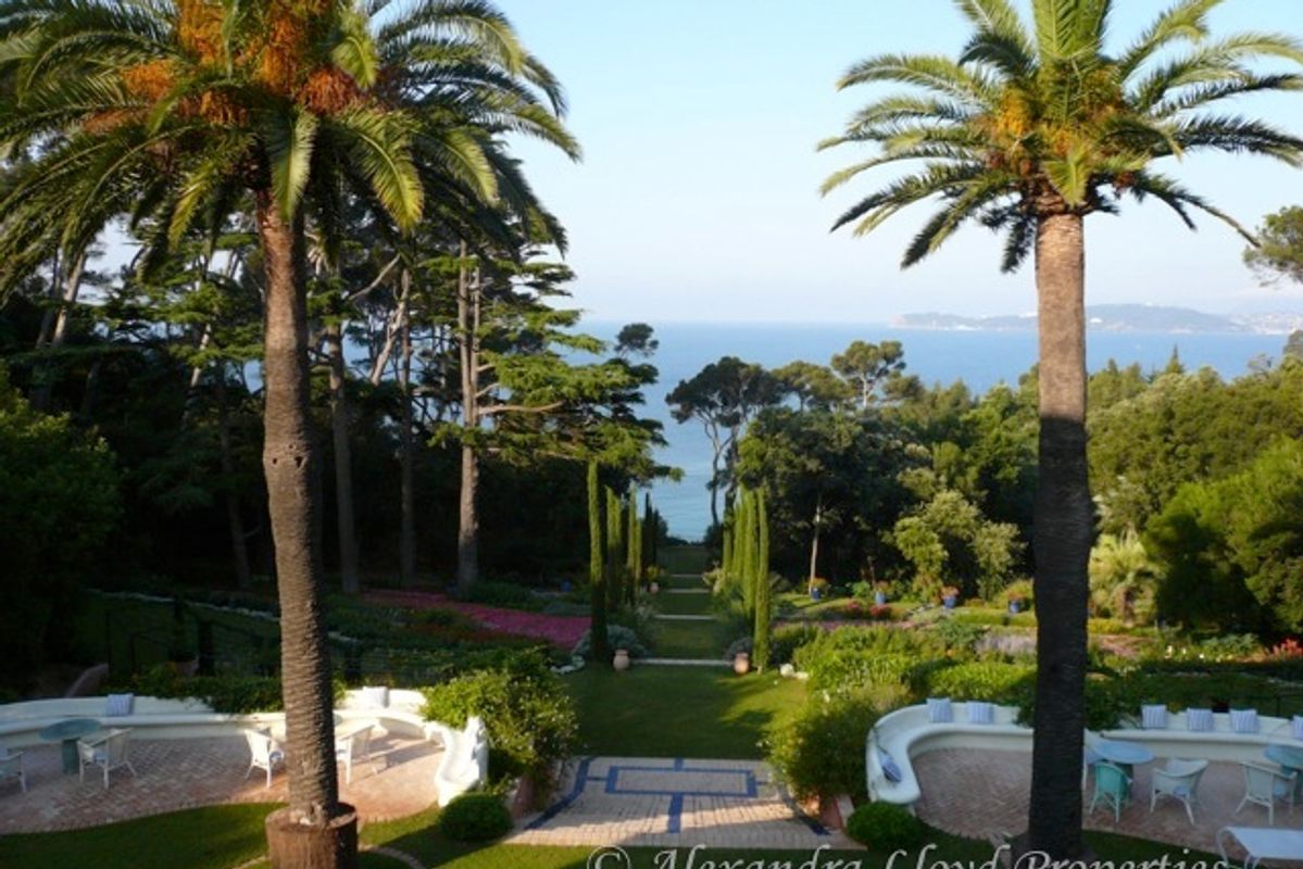 WOW! Villa Rocabella, Cap Brun. Belle époque villa on the water 