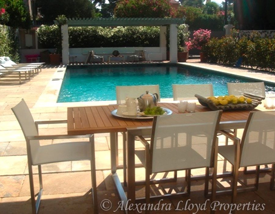Provencal villa with large swimming pool and pool house located on the Cap d'Antibes 6