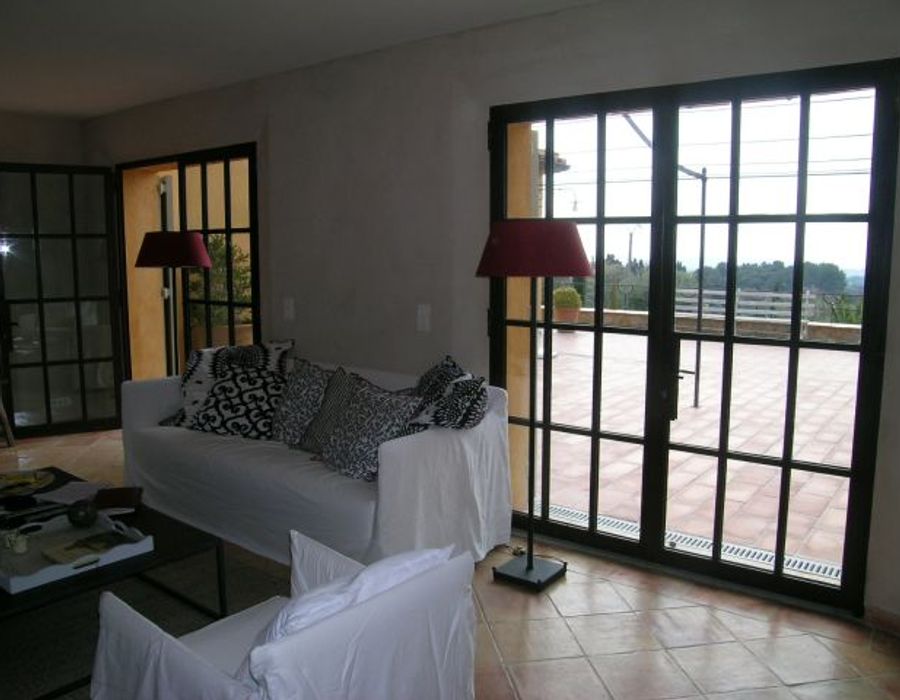 A fully renovated néo-provençal style stone mas in Grasse 6