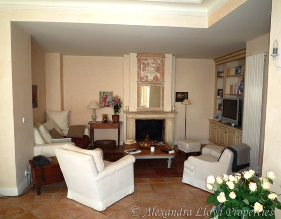 Located on the West side of the Cap d'Antibes, in a private domain. 1