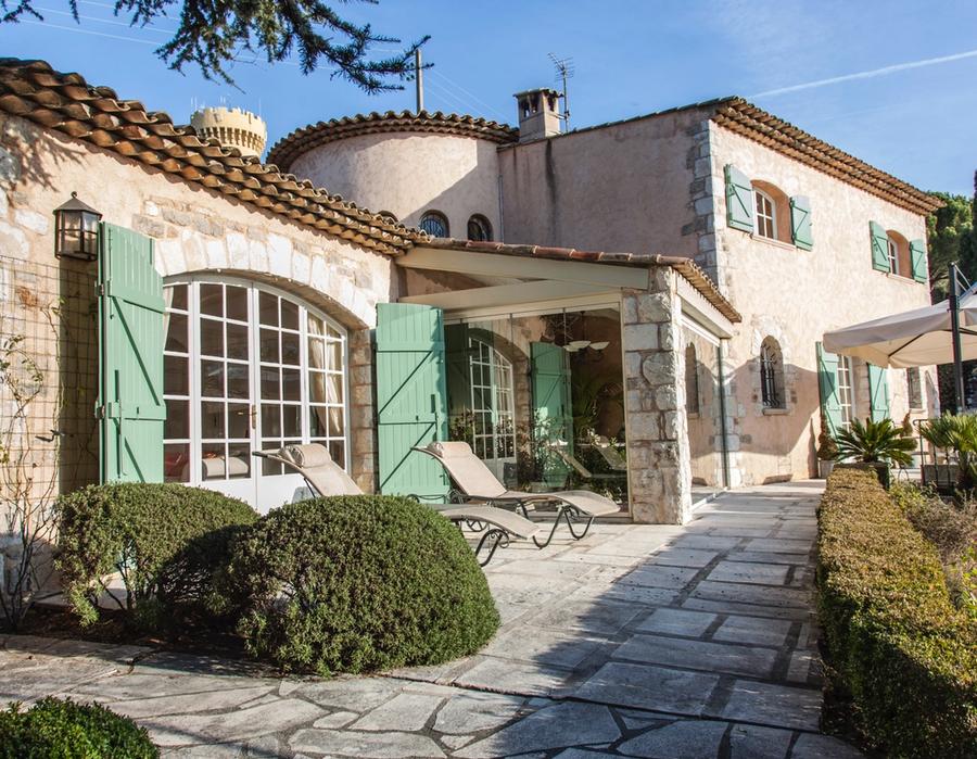 A perfect location, wonderful views and a beautiful house in Super Cannes 6