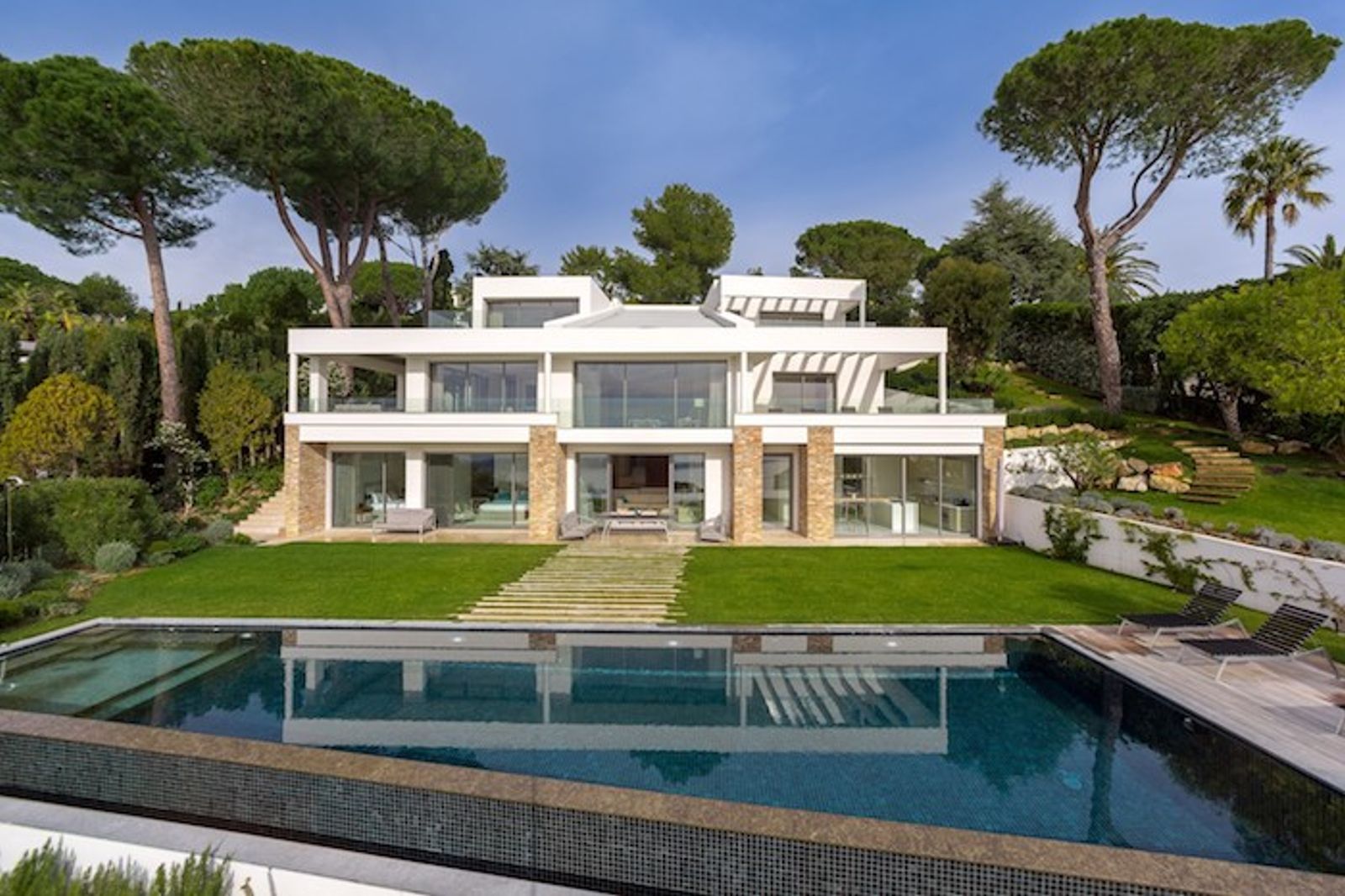 Stunning contemporary villa for rent in Super Cannes